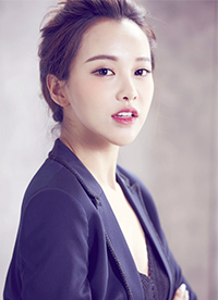 黃一琳曝最新寫真圖片 深V西裝顯“總攻”氣勢