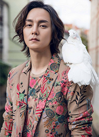 演員尹正時(shí)尚寫(xiě)真曝光 布拉格街拍演繹浪漫風(fēng)情