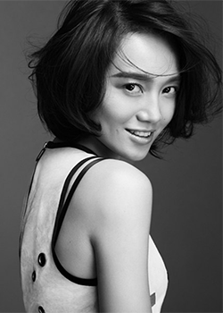 主持人朱丹黑白寫真 一身迷彩服上演側顏殺