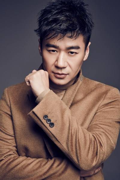 演員徐佳初冬寫真曝光 化身時尚硬漢