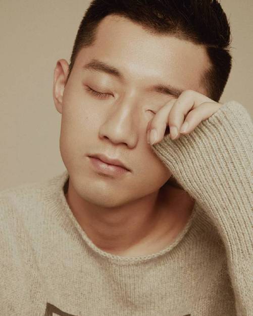 張繼科初秋時尚大片曝光 吐舌撩妹帥氣不減