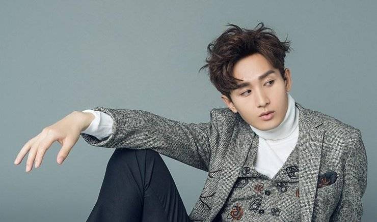 演員成毅雜志寫(xiě)真照片 演繹別樣的慵懶午后