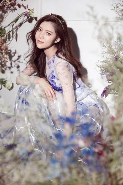 宋妍霏完美側(cè)顏寫真曝光 清新少女風(fēng)仙氣十足