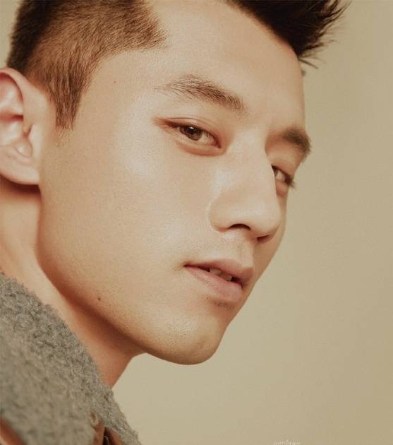 張繼科初秋時(shí)尚大片曝光 吐舌撩妹帥氣不減