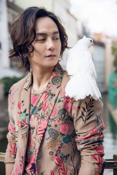 演員尹正時尚寫真曝光 布拉格街拍演繹浪漫風情