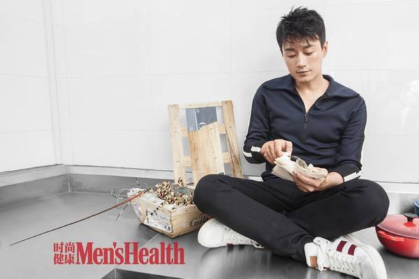 佟大為雜志封面大片曝光 化身&ldquo;性感廚男&rdquo;秀腹肌