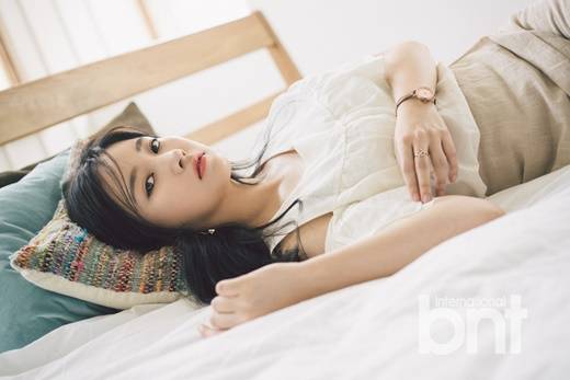 樸昭妍拍攝性感寫真圖片 香肩細腿身姿撩人