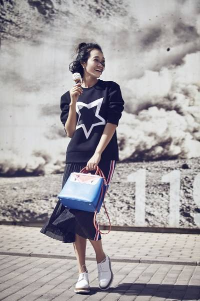 主持人朱丹初秋寫真街拍 俏皮詮釋英倫范兒