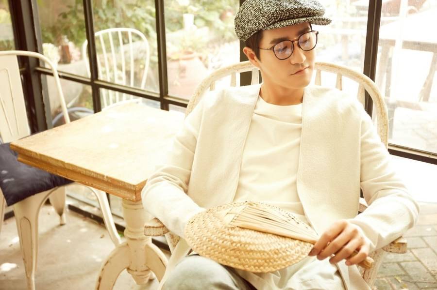 演員楊玏秋季慵懶寫(xiě)真曝光 變身雅痞紳士