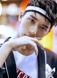 小鮮肉許魏洲時尚畫報 眼神殺奪人心魄直擊少女心