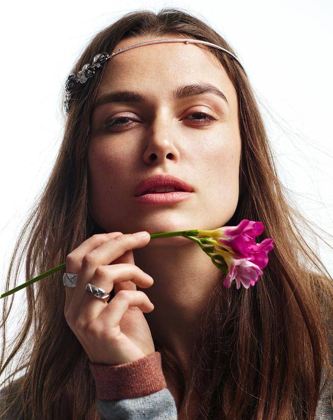 凱拉·奈特莉性感寫(xiě)真圖片 半裸摸胸氣質(zhì)冷艷