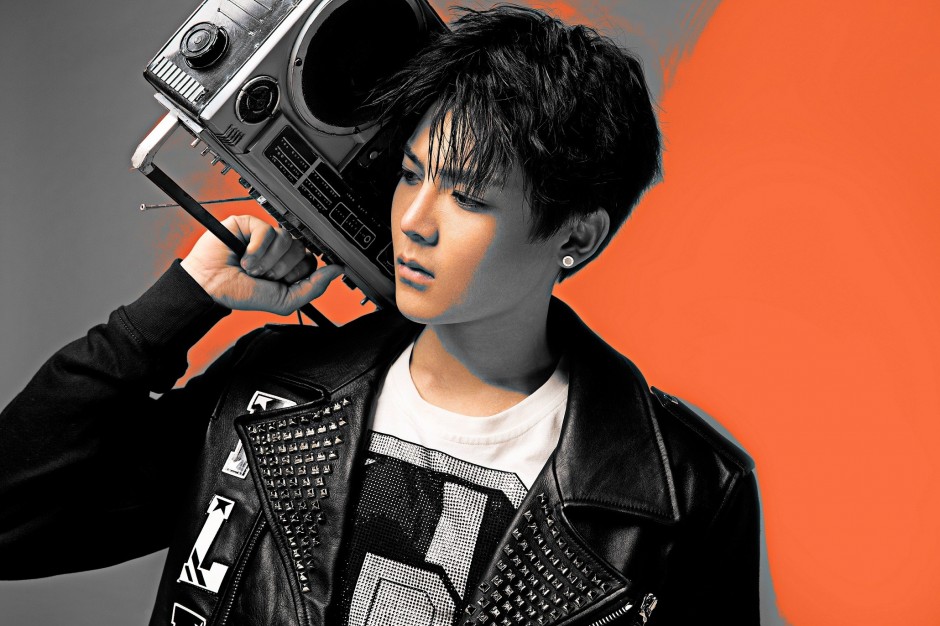 侯明昊酷帥寫(xiě)真大片 冷眸俊顏碰撞濃烈色彩