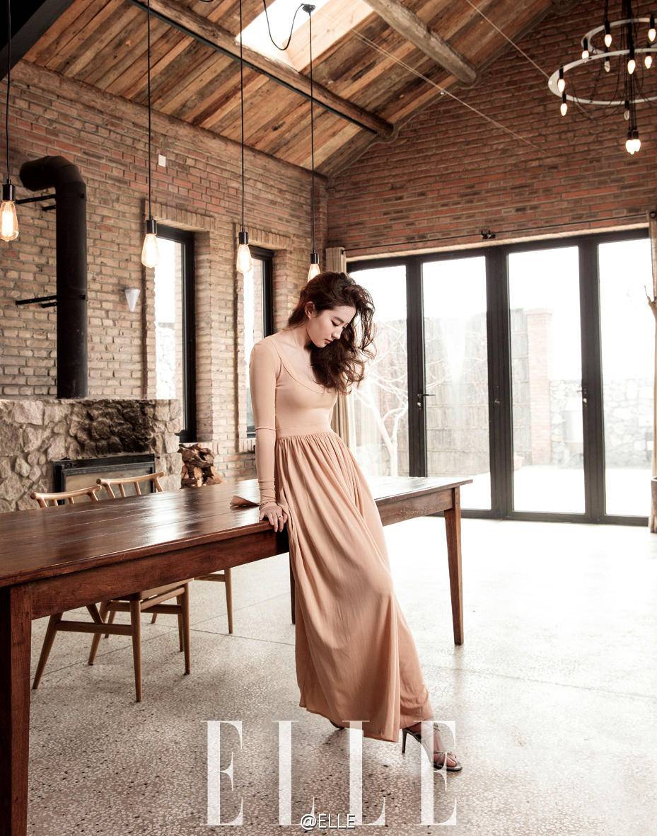 劉亦菲雜志面刊曝光 極具女人味嫵媚柔美