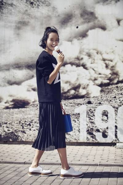 主持人朱丹初秋寫真街拍 俏皮詮釋英倫范兒