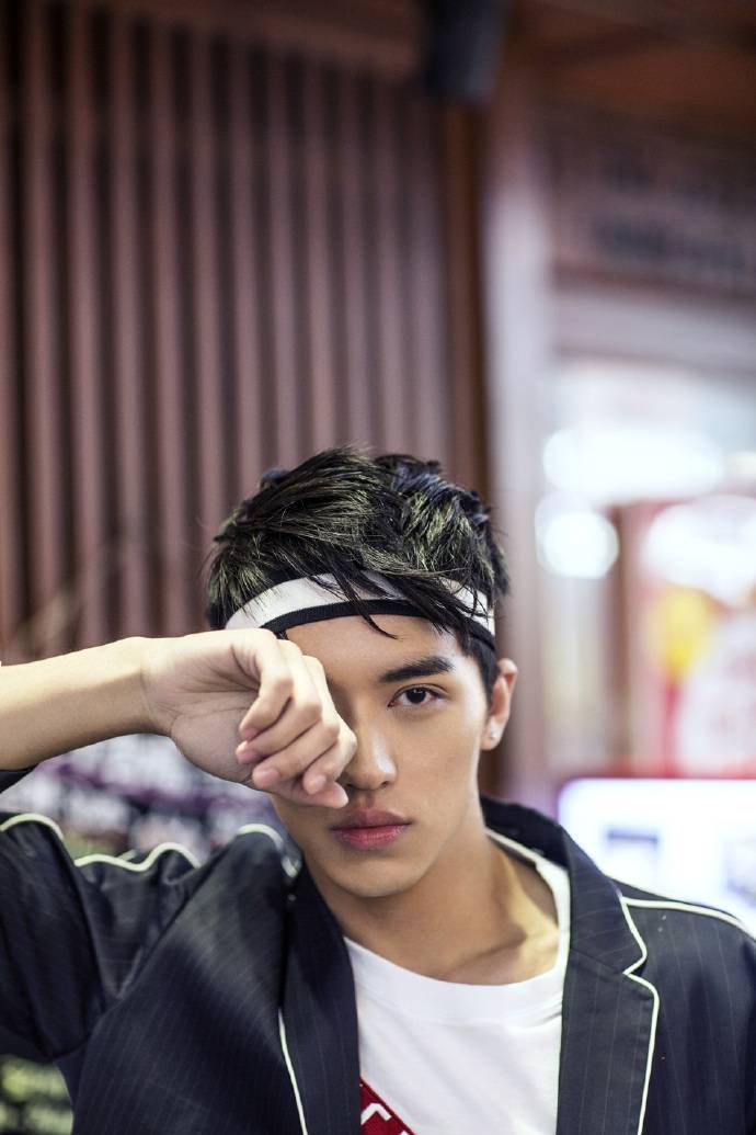 小鮮肉許魏洲時(shí)尚畫報(bào) 眼神殺奪人心魄直擊少女心