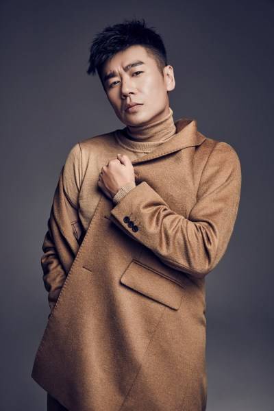 演員徐佳初冬寫真曝光 化身時(shí)尚硬漢