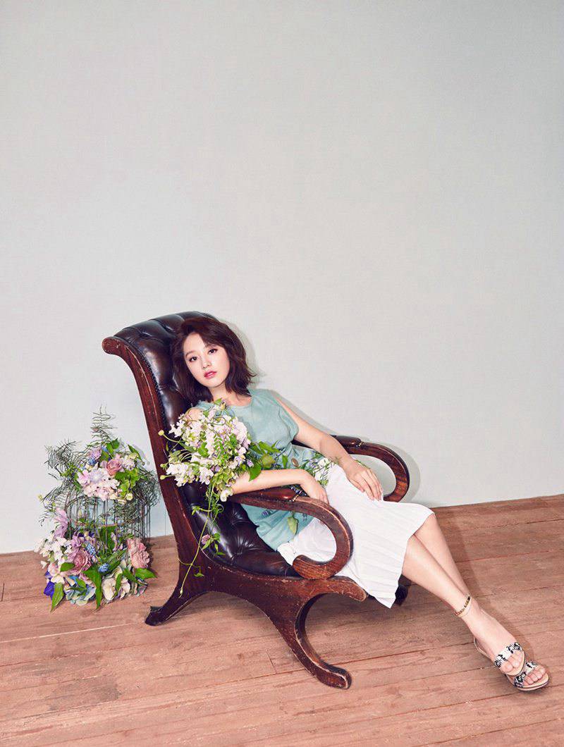 金智媛短發(fā)精美寫真曝光 手捧鮮花變身氣質(zhì)女神