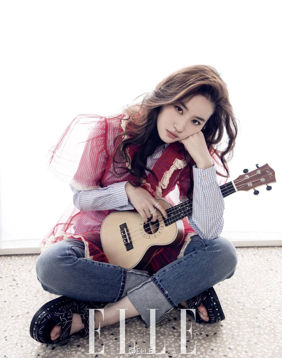 劉亦菲雜志面刊曝光 極具女人味嫵媚柔美