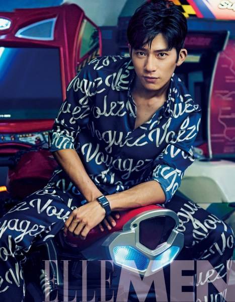 井柏然雜志封面寫(xiě)真大片 演繹復(fù)古懷舊大神范兒