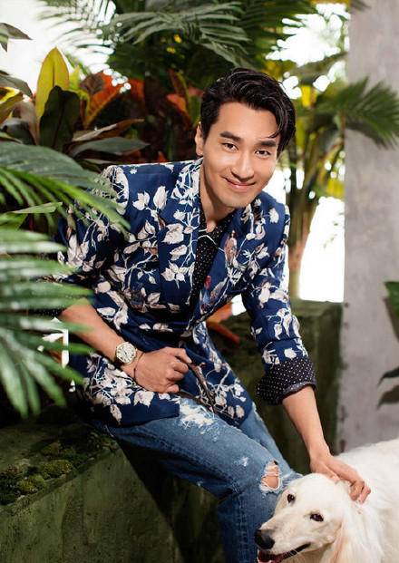 趙又廷時(shí)尚寫真圖片 濃濃秋意顯暖男氣質(zhì)