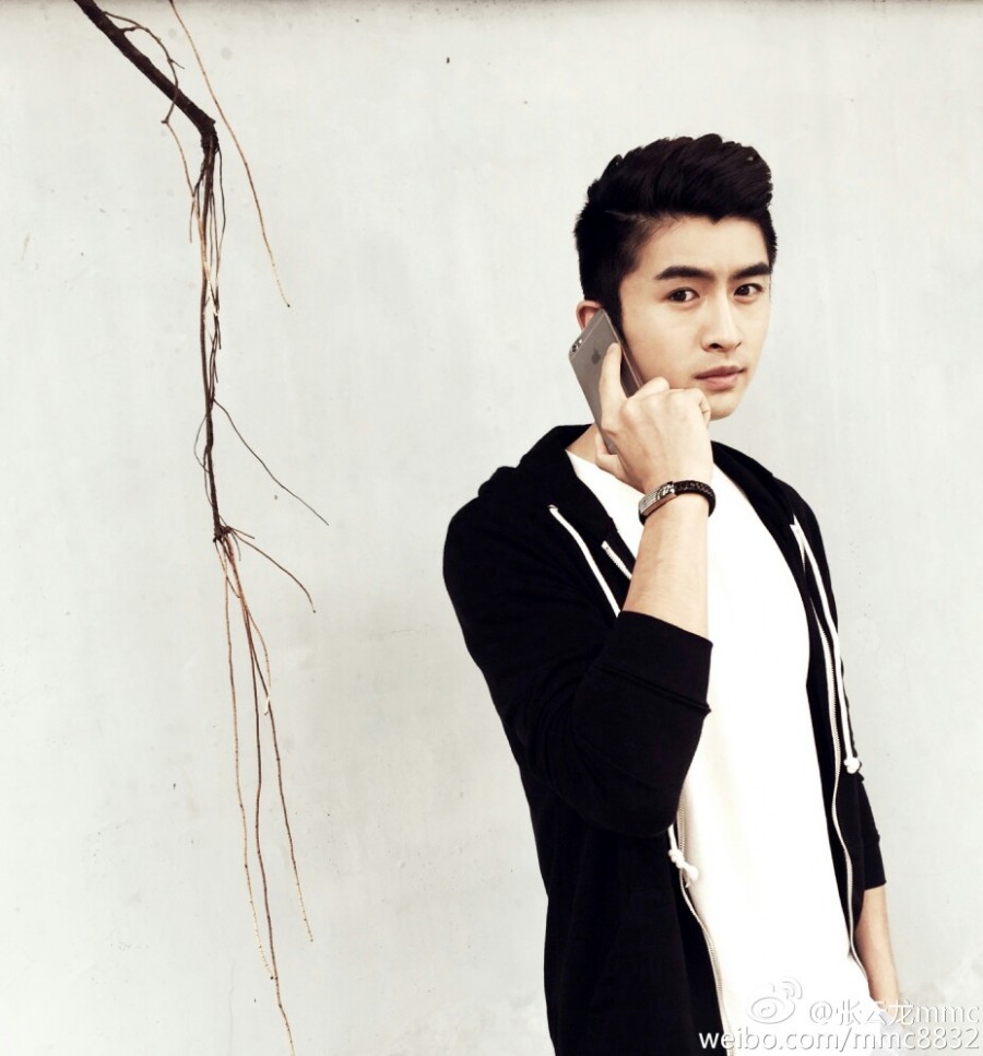 演員張云龍暖男氣質(zhì)寫真