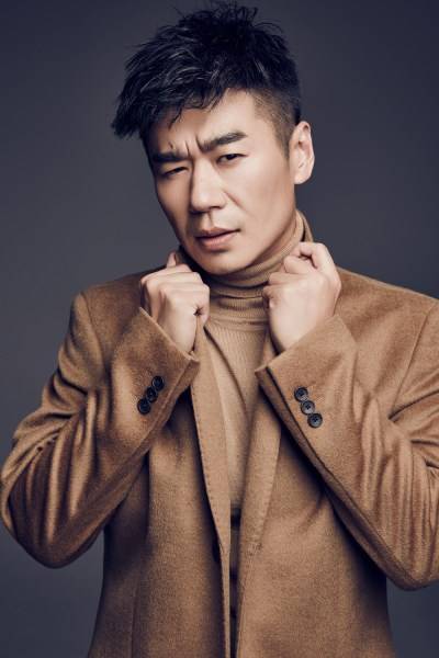 演員徐佳初冬寫真曝光 化身時(shí)尚硬漢