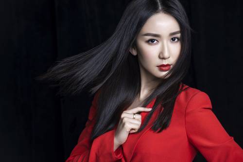 婁藝瀟烈焰紅唇時尚寫真 霸氣果敢女王范十足