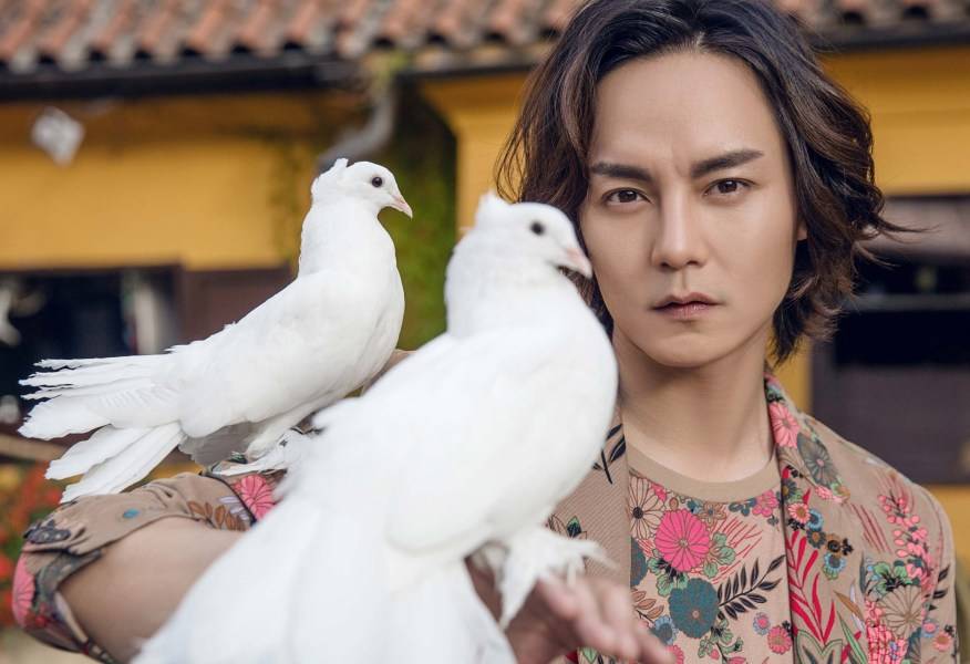 演員尹正時(shí)尚寫真曝光 布拉格街拍演繹浪漫風(fēng)情