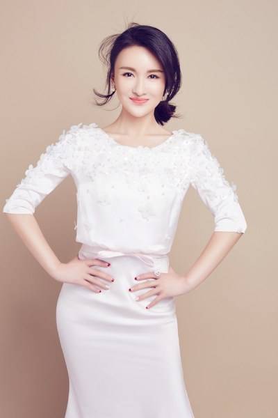 演員鄭逸桐寫真圖片 雅致長裙自然隨性