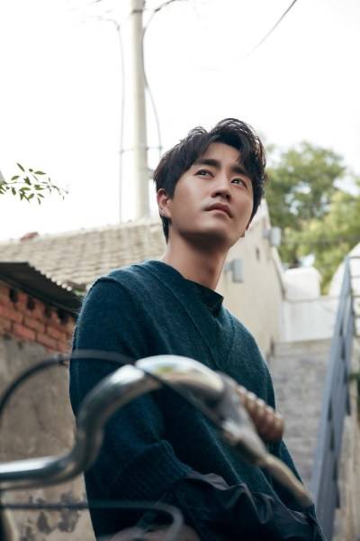 演員楊玏秋季慵懶寫真曝光 變身雅痞紳士