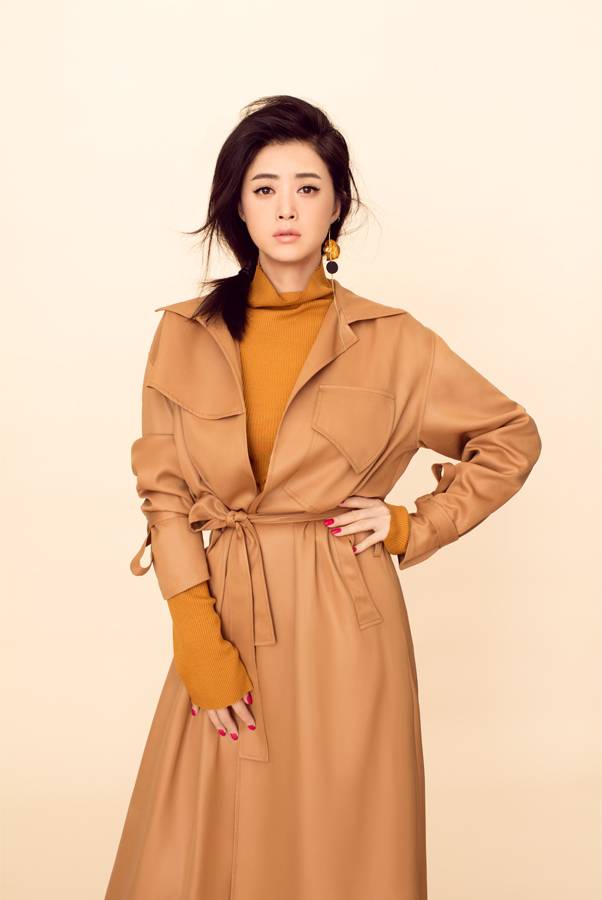 蔣欣時(shí)尚大片曝光 長(zhǎng)款風(fēng)衣難掩優(yōu)雅氣質(zhì)