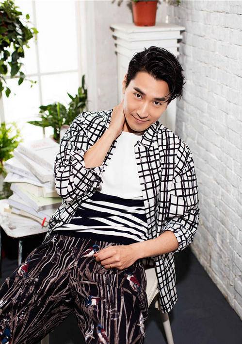 趙又廷時尚寫真圖片 濃濃秋意顯暖男氣質(zhì)