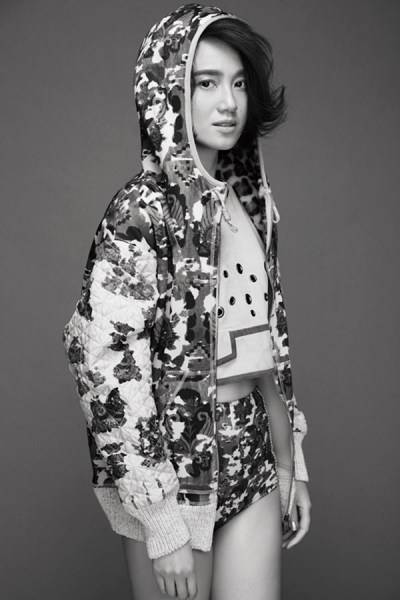 主持人朱丹黑白寫(xiě)真 一身迷彩服上演側(cè)顏殺