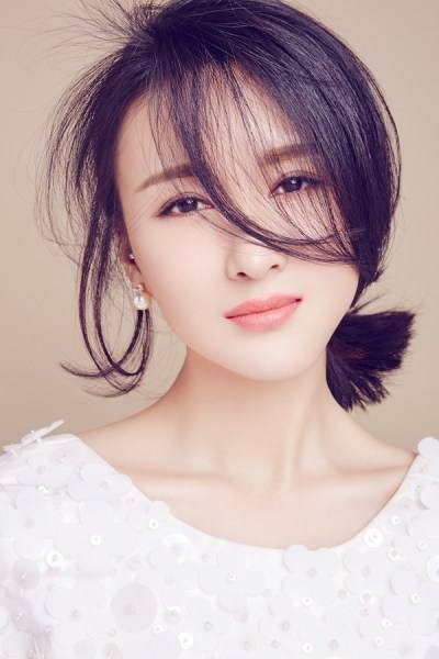 演員鄭逸桐寫真圖片 雅致長裙自然隨性