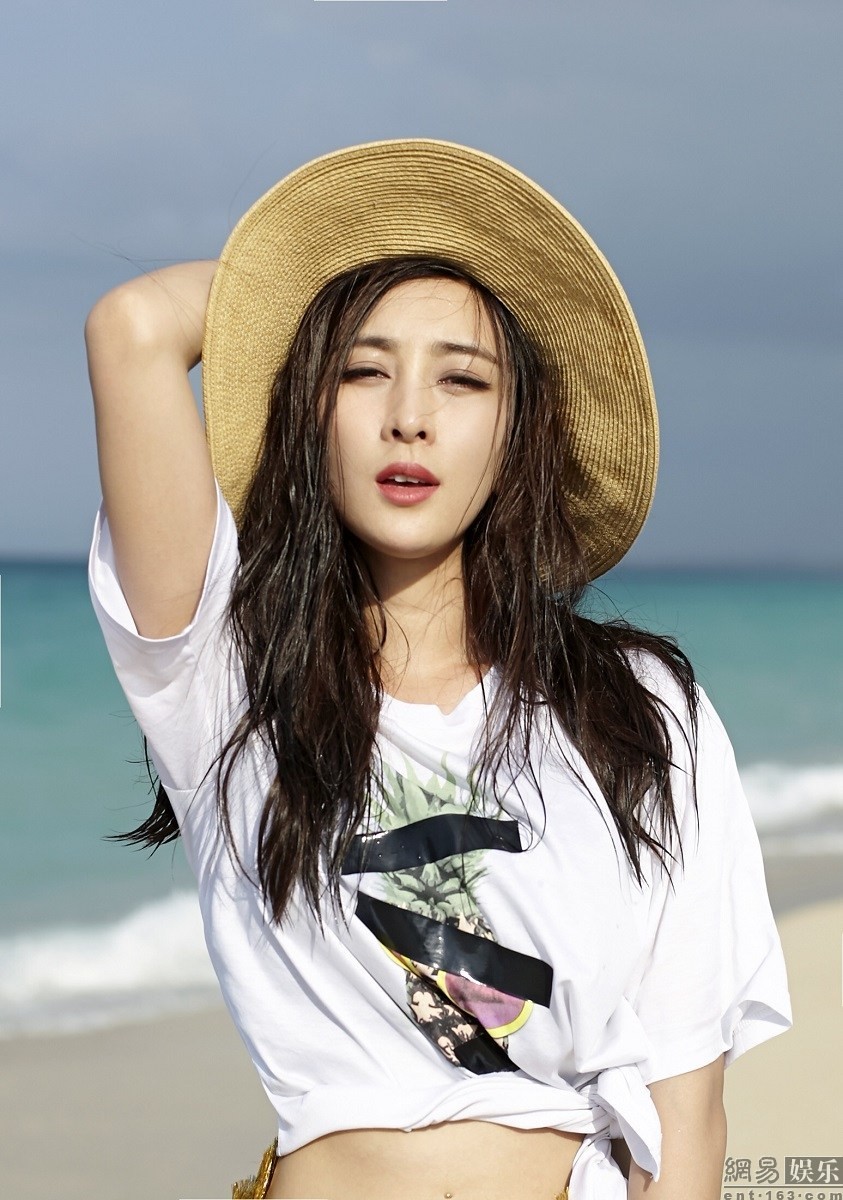 演員馬蘇海邊風(fēng)情十足寫真