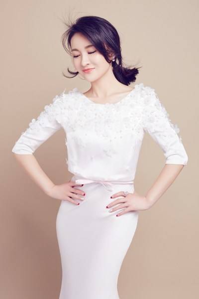 演員鄭逸桐寫真圖片 雅致長裙自然隨性