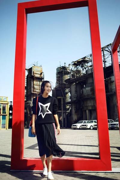 主持人朱丹初秋寫真街拍 俏皮詮釋英倫范兒