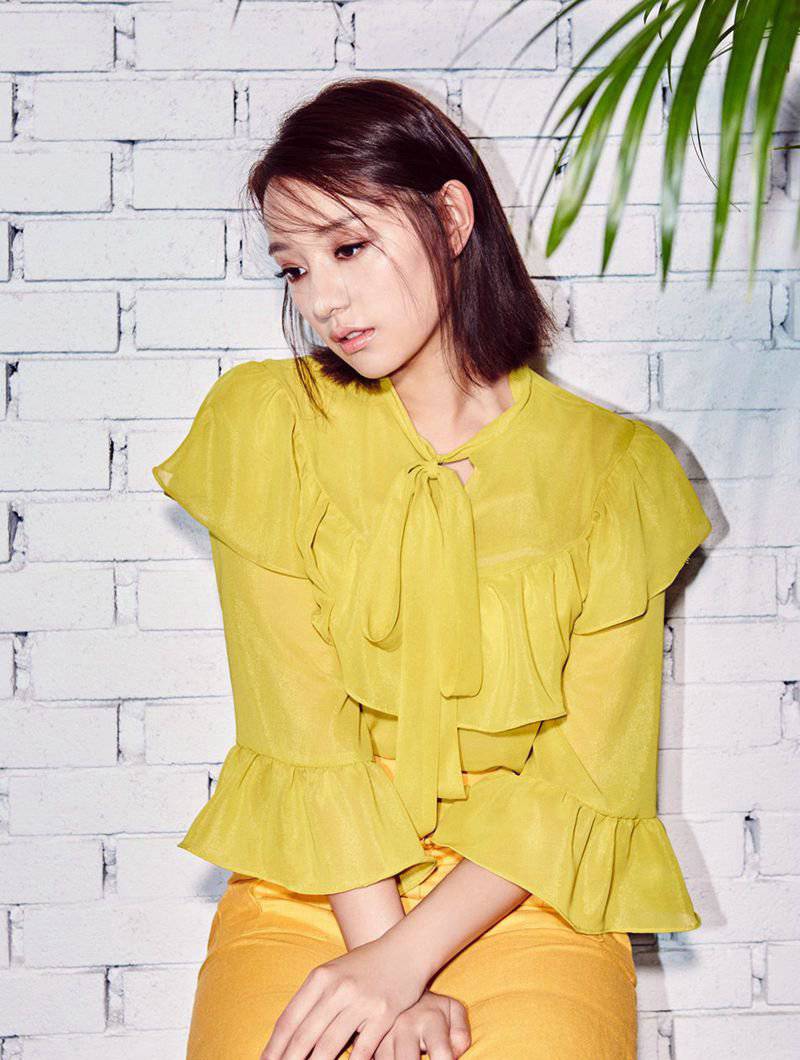 金智媛短發(fā)精美寫真曝光 手捧鮮花變身氣質(zhì)女神