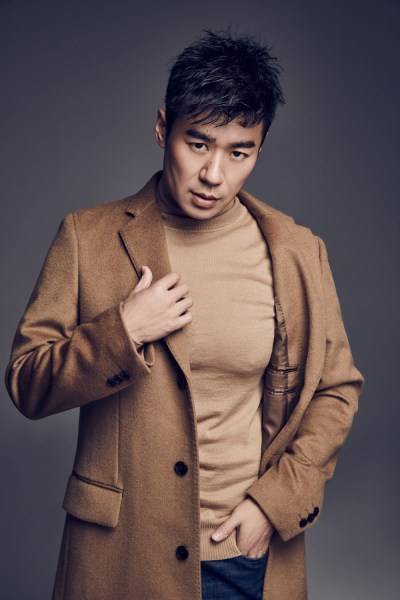 演員徐佳初冬寫真曝光 化身時尚硬漢