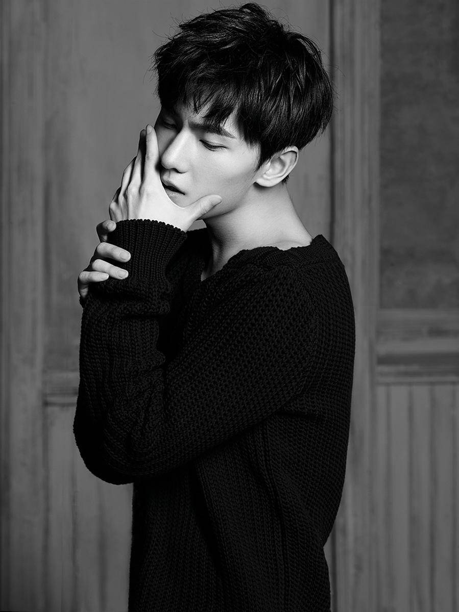 楊洋時尚寫真大片 極簡造型定格青春模樣