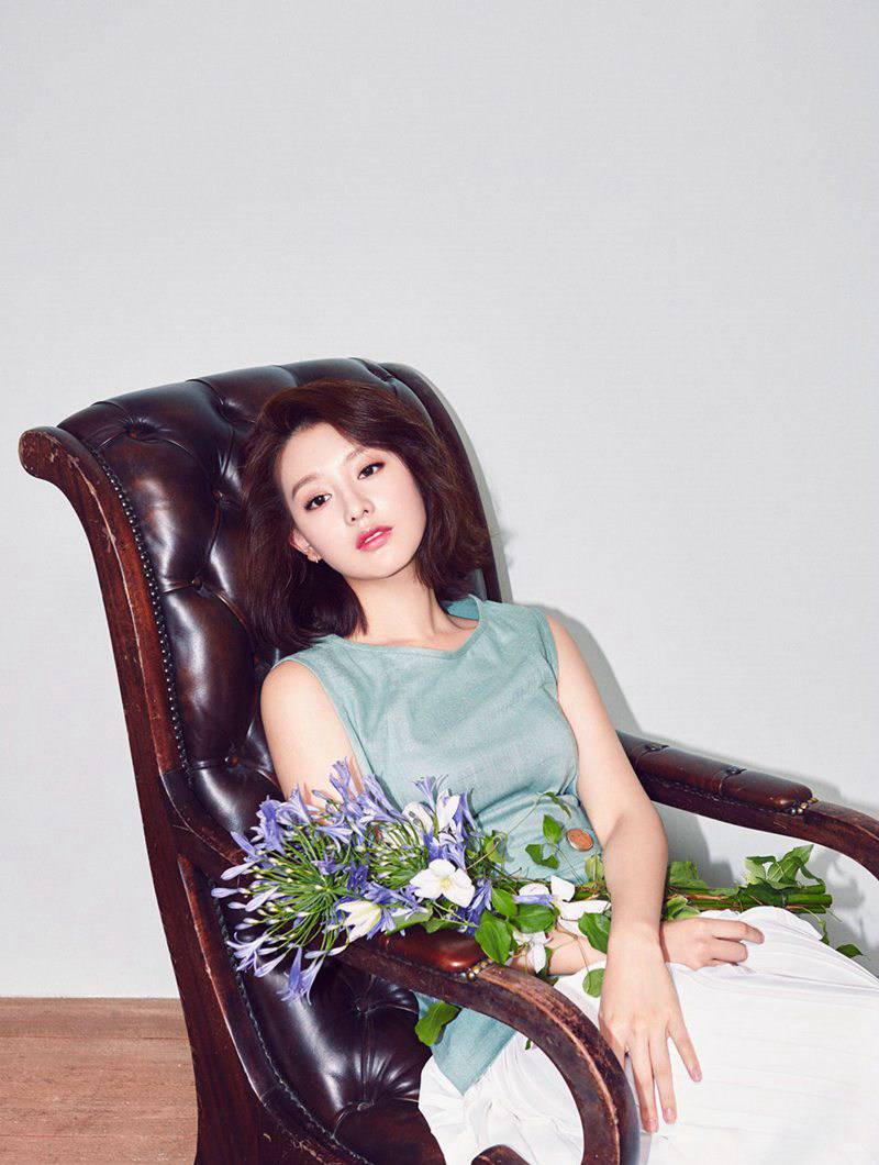 金智媛短發(fā)精美寫真曝光 手捧鮮花變身氣質(zhì)女神