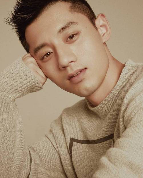 張繼科初秋時(shí)尚大片曝光 吐舌撩妹帥氣不減