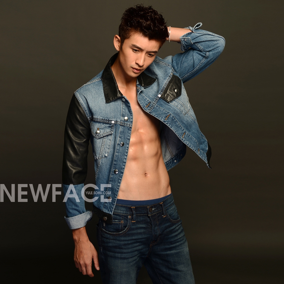 內(nèi)地小生張云龍腹肌寫真照