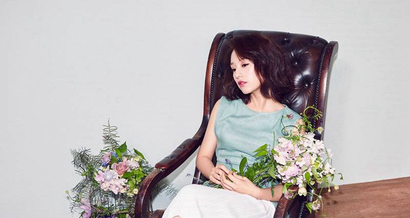 金智媛短發(fā)精美寫真曝光 手捧鮮花變身氣質(zhì)女神