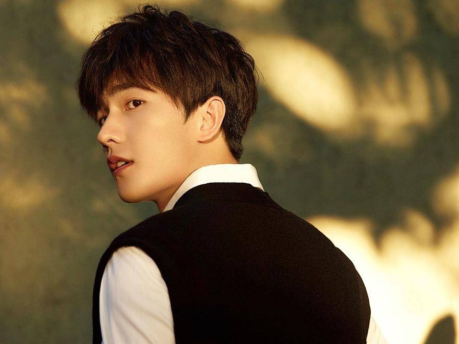 楊洋時尚寫真大片 極簡造型定格青春模樣