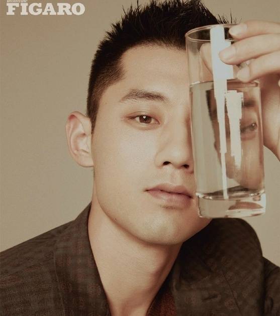 張繼科初秋時尚大片曝光 吐舌撩妹帥氣不減