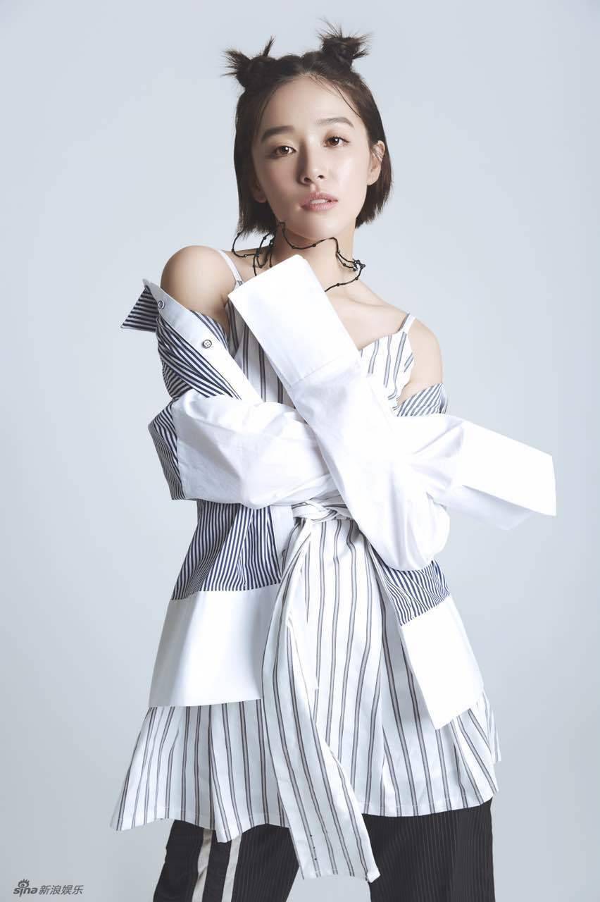 闞清子俏皮丸子頭寫真 靈動演繹元氣少女