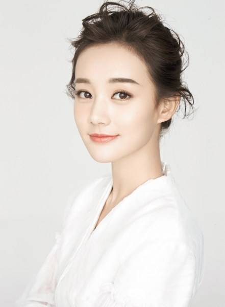 李一桐最新寫真圖片 甜美清新側(cè)顏迷人