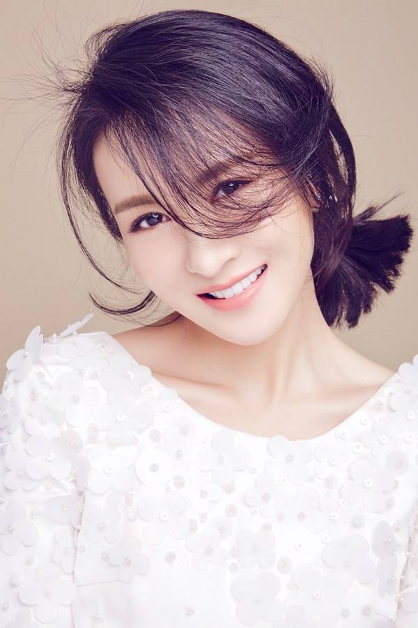 演員鄭逸桐寫真圖片 雅致長(zhǎng)裙自然隨性