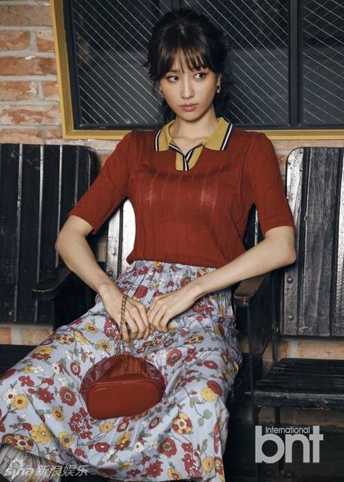 韓星樸河宣春裝時尚寫真 復(fù)古迷人露美腿